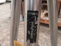 Lot 352 - driepoot statief sokkia - afbeelding 3 van  5