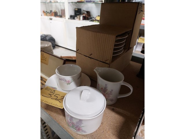 Lot 352 - koffieservies, kopjes en borden, melkkan en suikerpot - afbeelding 1 van  1