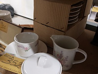 Lot 352 - koffieservies, kopjes en borden, melkkan en suikerpot - afbeelding 1 van  1