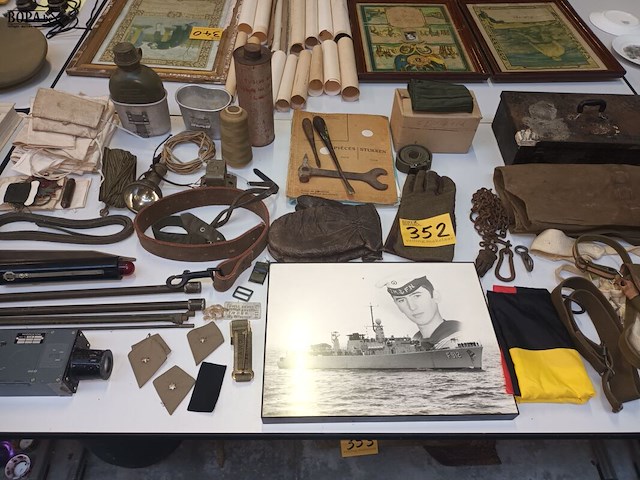 Lot 352 - militaria. 43 stuks - afbeelding 1 van  7