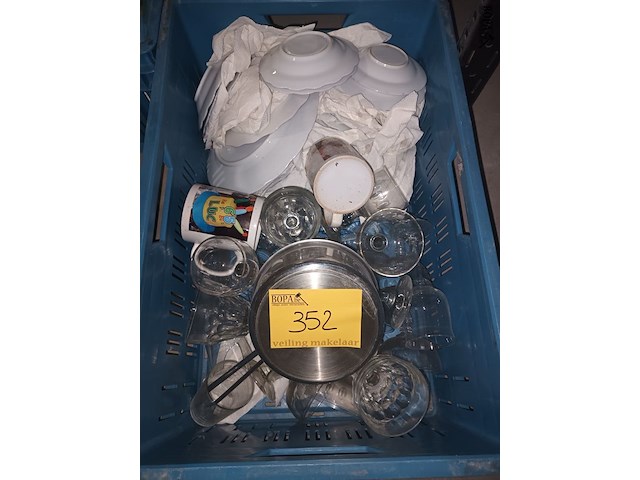 Lot 352 - servies en glazen - afbeelding 1 van  4