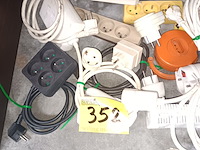 Lot 352 - verlengkabels en verdeelstekkers. 12 stuks - afbeelding 3 van  3
