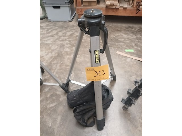 Lot 353 - driepoot statief dewalt - afbeelding 1 van  3