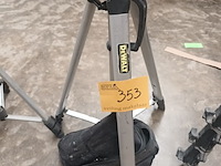 Lot 353 - driepoot statief dewalt - afbeelding 1 van  3