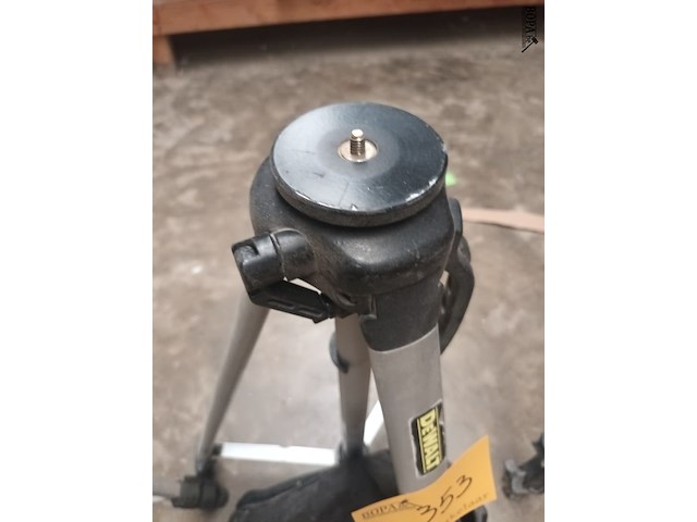 Lot 353 - driepoot statief dewalt - afbeelding 2 van  3