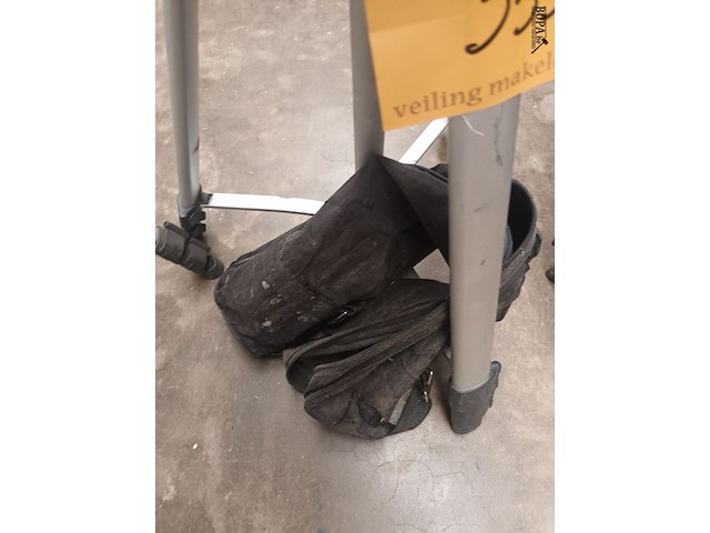 Lot 353 - driepoot statief dewalt - afbeelding 3 van  3