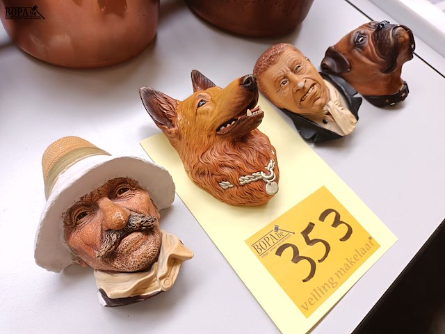Lot 353 - hoofdjes in plaaster. 4 stuks - afbeelding 2 van  3