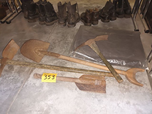 Lot 353 - militaria. 6 stuks - afbeelding 1 van  3