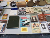 Lot 354 - boeken en tijdschriften oorlog - afbeelding 1 van  7