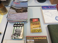 Lot 354 - boeken en tijdschriften oorlog - afbeelding 5 van  7