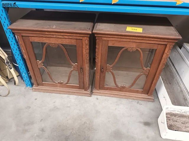 Lot 354 - vitrine kasten. 2 stuks - afbeelding 1 van  5