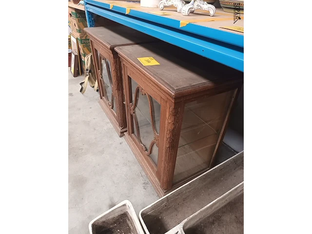 Lot 354 - vitrine kasten. 2 stuks - afbeelding 2 van  5