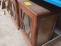 Lot 354 - vitrine kasten. 2 stuks - afbeelding 2 van  5
