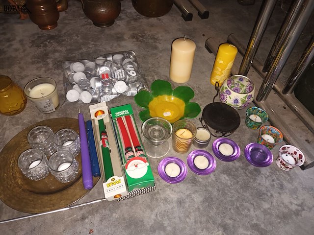 Lot 355 - kaarsen en kaarsenhouders - afbeelding 2 van  4