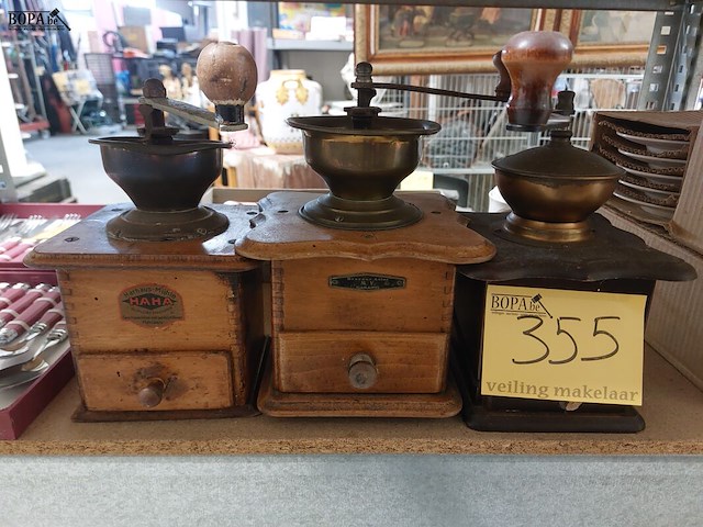 Lot 355 - vintage koffie molens 3 stuks - afbeelding 1 van  2