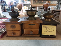 Lot 355 - vintage koffie molens 3 stuks - afbeelding 1 van  2