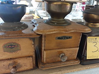Lot 355 - vintage koffie molens 3 stuks - afbeelding 2 van  2