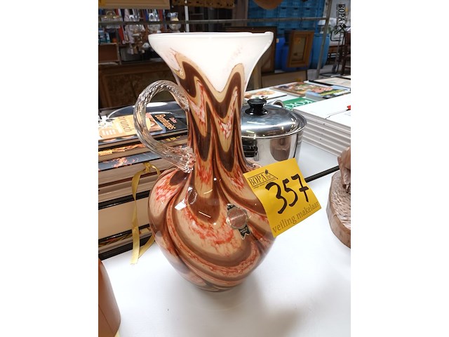 Lot 357 - sierkaraf in glaspasta - afbeelding 2 van  4