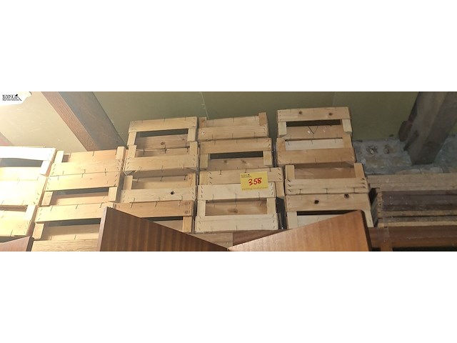 Lot 358 - lot fruitkratjes - afbeelding 1 van  2