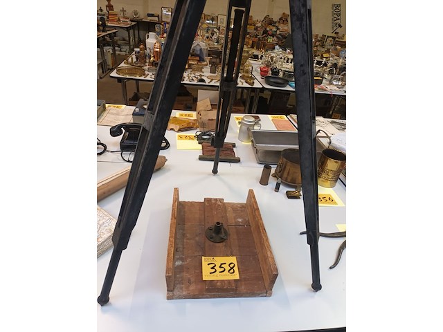 Lot 358 - statief - afbeelding 1 van  5