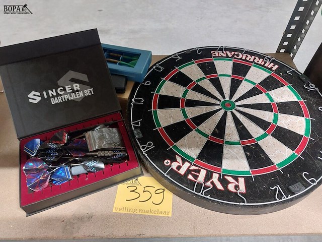 Lot 359 - dartsblok en diverse sets dartspijlen - afbeelding 1 van  3