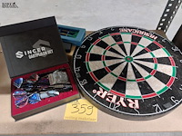 Lot 359 - dartsblok en diverse sets dartspijlen - afbeelding 1 van  3