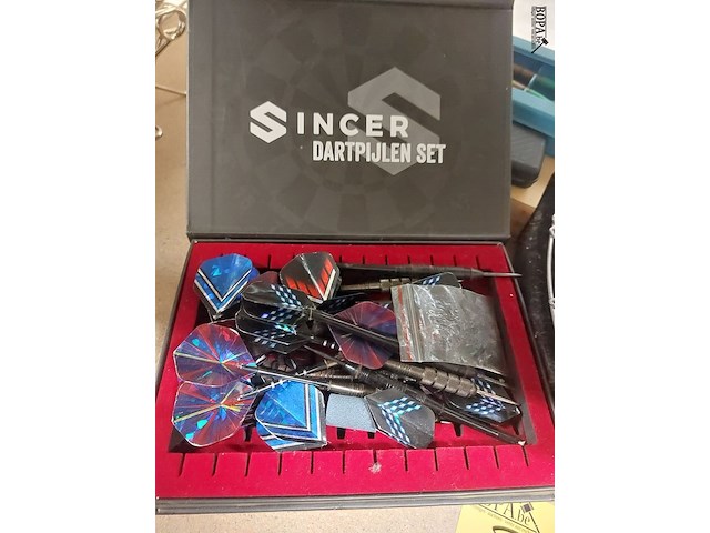 Lot 359 - dartsblok en diverse sets dartspijlen - afbeelding 2 van  3