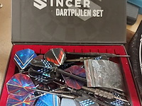 Lot 359 - dartsblok en diverse sets dartspijlen - afbeelding 2 van  3