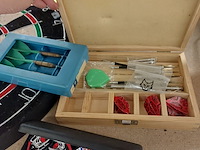 Lot 359 - dartsblok en diverse sets dartspijlen - afbeelding 3 van  3