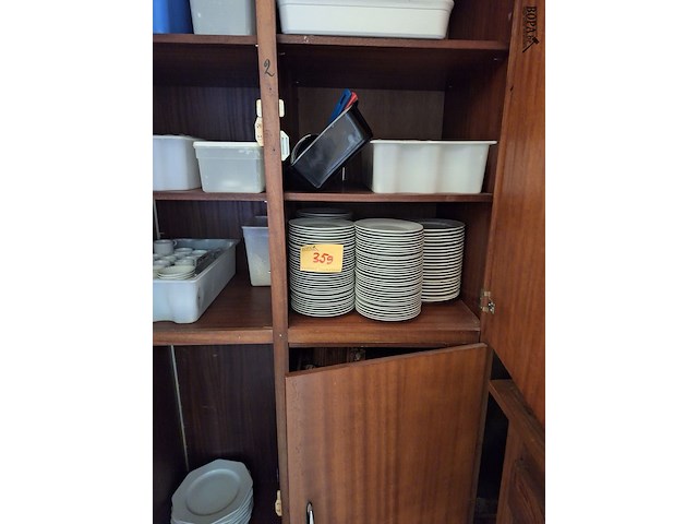 Lot 359 - diversen. inhoud kast - afbeelding 1 van  3