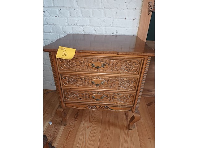 Lot 36 - antieke houten ladekast - afbeelding 1 van  4