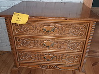 Lot 36 - antieke houten ladekast - afbeelding 1 van  4