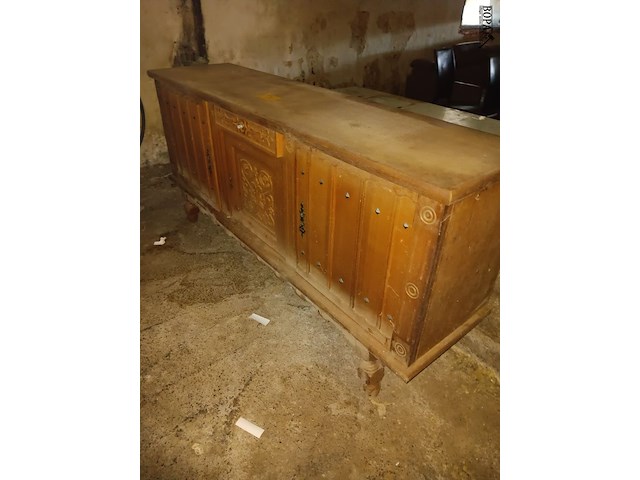Lot 36 - dressoir kast en tafel - afbeelding 1 van  2