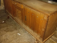 Lot 36 - dressoir kast en tafel - afbeelding 1 van  2