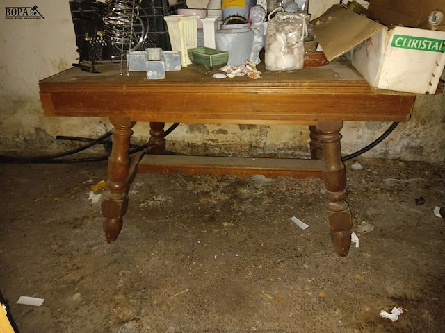 Lot 36 - dressoir kast en tafel - afbeelding 2 van  2