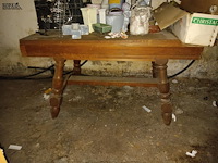 Lot 36 - dressoir kast en tafel - afbeelding 2 van  2