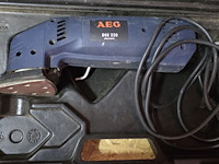 Lot 36 - driehoek schuurmachine aeg in koffer - afbeelding 2 van  2