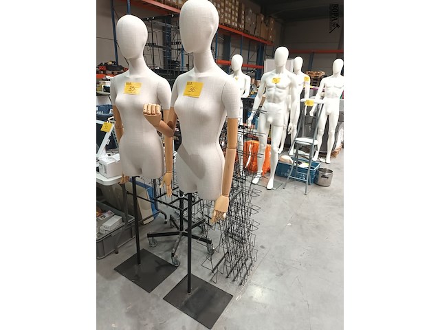 Lot 36 - etalagepop - afbeelding 1 van  2