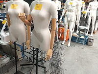 Lot 36 - etalagepop - afbeelding 1 van  2