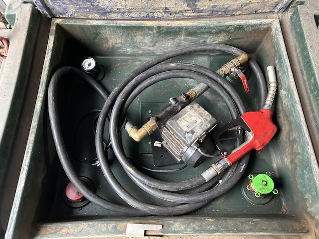 Lot 36 - fieldmaster mazouttank met pomp - afbeelding 3 van  4