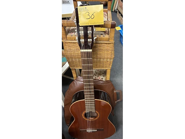 Lot 36 - gitaar met opbergzak - afbeelding 1 van  3