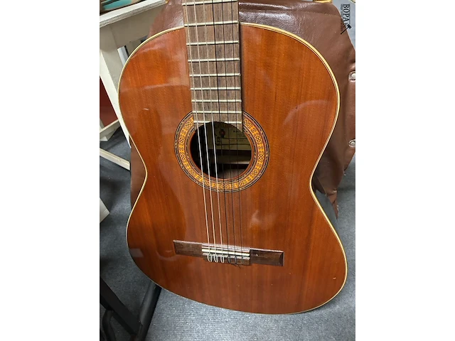 Lot 36 - gitaar met opbergzak - afbeelding 2 van  3
