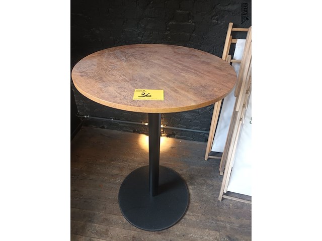 Lot 36 - hoge ronde tafel. 4 stuks - afbeelding 1 van  3