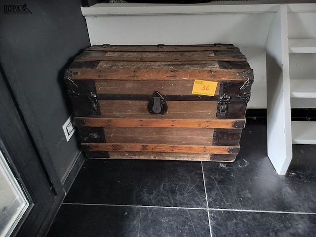 Lot 36 - houten koffer met bolhoeden - afbeelding 1 van  5