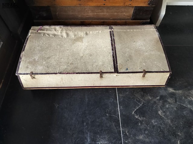 Lot 36 - houten koffer met bolhoeden - afbeelding 2 van  5