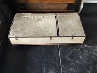 Lot 36 - houten koffer met bolhoeden - afbeelding 2 van  5