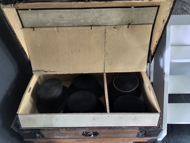 Lot 36 - houten koffer met bolhoeden - afbeelding 5 van  5