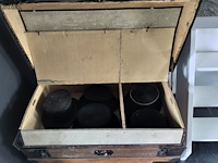 Lot 36 - houten koffer met bolhoeden - afbeelding 5 van  5