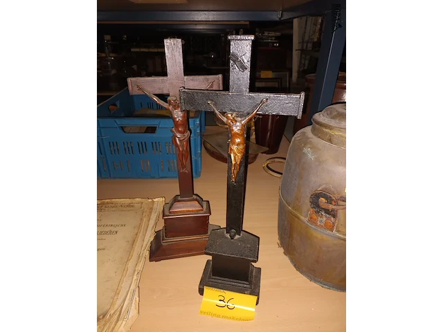 Lot 36 - houten kruisbeelden. 2 stuks - afbeelding 1 van  3
