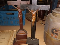 Lot 36 - houten kruisbeelden. 2 stuks